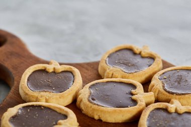 Üstten Görünüm yakın çekim resim lezzetli Kurabiye kesme tahtası sığ derinlik-in tarla, seçici odak üzerinde