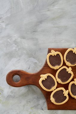 Üstten Görünüm yakın çekim resim lezzetli Kurabiye kesme tahtası sığ derinlik-in tarla, seçici odak üzerinde
