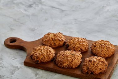 Üstten Görünüm yakın çekim resim kesme tahtası sığ derinlik-in tarla, seçici odak üstünde lezzetli çikolatalı kurabiye