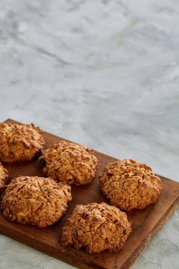 Üstten Görünüm yakın çekim resim kesme tahtası sığ derinlik-in tarla, seçici odak üstünde lezzetli çikolatalı kurabiye