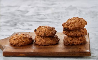 Üstten Görünüm yakın çekim resim kesme tahtası sığ derinlik-in tarla, seçici odak üstünde lezzetli çikolatalı kurabiye