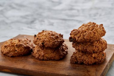 Üstten Görünüm yakın çekim resim kesme tahtası sığ derinlik-in tarla, seçici odak üstünde lezzetli çikolatalı kurabiye