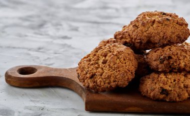 Üstten Görünüm yakın çekim resim kesme tahtası sığ derinlik-in tarla, seçici odak üstünde lezzetli çikolatalı kurabiye