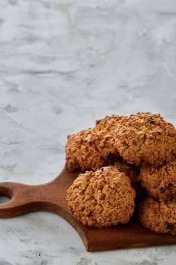 Üstten Görünüm yakın çekim resim kesme tahtası sığ derinlik-in tarla, seçici odak üstünde lezzetli çikolatalı kurabiye