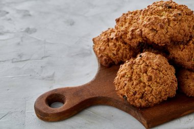 Üstten Görünüm yakın çekim resim kesme tahtası sığ derinlik-in tarla, seçici odak üstünde lezzetli çikolatalı kurabiye