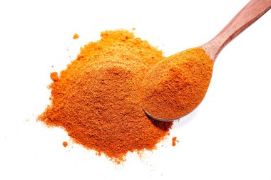 Paprica beyaz zemin üzerine sığ derinlik-in tarla izole dolu bir tahta kaşıkla Üstten Görünüm.