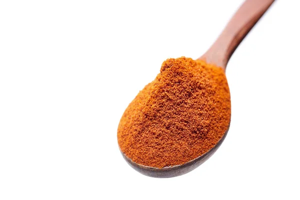 Draufsicht auf einen Kochlöffel voll Paprika isoliert auf weißem Hintergrund, geringe Schärfentiefe. — Stockfoto