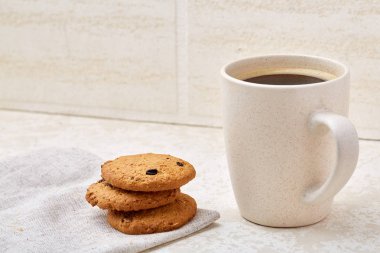 Yakın çekim beyaz fincan kahve ile çikolatalı kurabiye beyaz arka planda, üstten görünüm