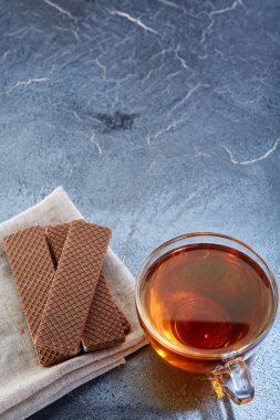 Siyah çay kek koyu grimsi mermer zemin ile cam fincan fotoğrafın alan sığ derinliği.