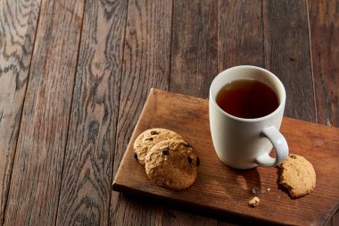 Çay kesme tahtası ahşap zemin, üstten görünüm tanımlama ile