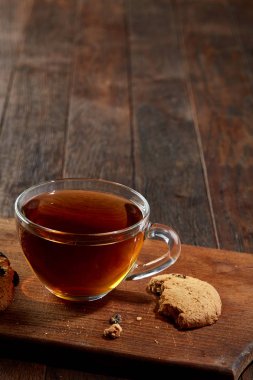 Çay kesme tahtası ahşap zemin, üstten görünüm tanımlama ile