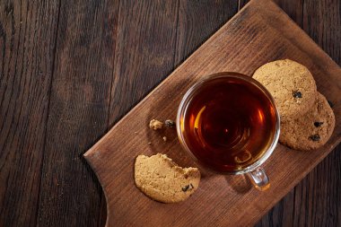 Çay kesme tahtası ahşap zemin, üstten görünüm tanımlama ile