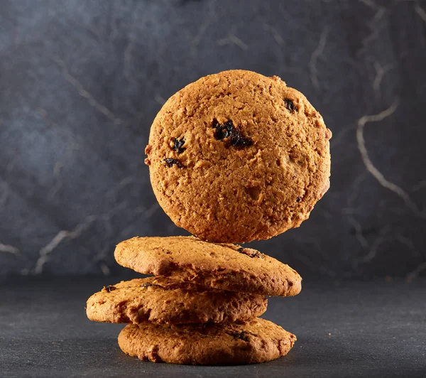 Image basse de biscuits au chocolat sur fond sombre, gros plan, faible profondeur de champ — Photo