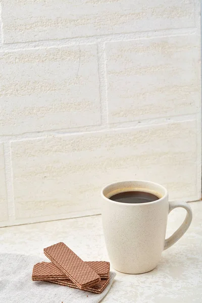 白い背景に、上面にワッフルとコーヒーのクローズ アップの白いカップ — ストック写真