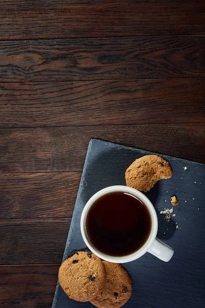 Çay kesme tahtası ahşap zemin, üstten görünüm tanımlama ile