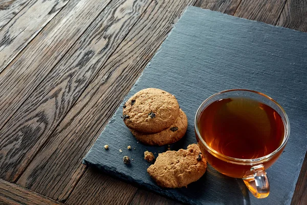 Taza de té con merengues sobre fondo de madera, vista superior — Foto de Stock