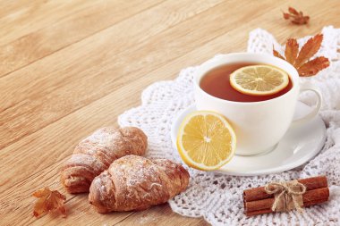 Beyaz fincan çay bir ahşap arka plan beyaz fincan çay çerezleri ahşap arka plan üzerinde kurabiyeyle ile. kopya alanı.