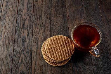 Rustik ahşap arka plan, üstten görünüm peçeteye pamuk üzerinde Çerezler çikolata ile cam çay fincanı fişleri