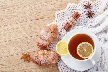 Beyaz fincan çay bir ahşap arka plan beyaz fincan çay çerezleri ahşap arka plan üzerinde kurabiyeyle ile. kopya alanı.