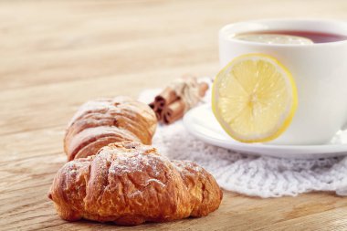 Beyaz fincan çay bir ahşap arka plan beyaz fincan çay çerezleri ahşap arka plan üzerinde kurabiyeyle ile. kopya alanı.