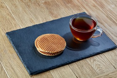 Çay ile meringues ahşap zemin, üstten görünüm