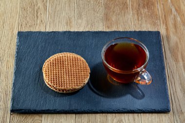 Çay ile meringues ahşap zemin, üstten görünüm