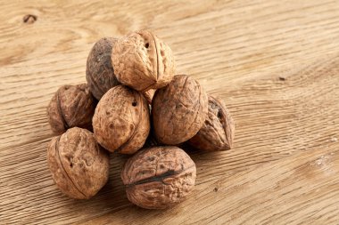 Bolca ceviz birlikte kazıklı ve koyu arka plan üzerine sığ derinlik-in tarla, seçici odak izole