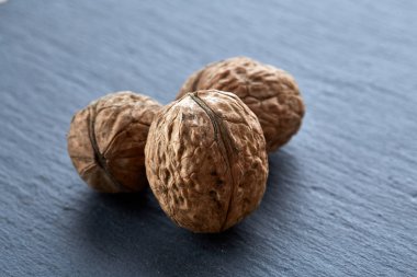 Bolca ceviz birlikte kazıklı ve koyu arka plan üzerine sığ derinlik-in tarla, seçici odak izole