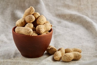 Seramik kase closeup, seçici odak soyulmamış fıstık