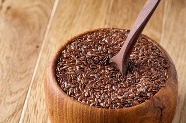 Tahta kaşık keten tohumu rustik arka plan, üstten görünüm, yakın çekim, sığ derinlik-in tarla, seçici odak ile