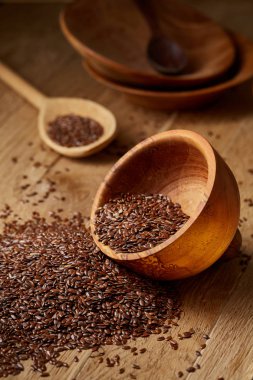 Tahta kaşık keten tohumu rustik arka plan, üstten görünüm, yakın çekim, sığ derinlik-in tarla, seçici odak ile