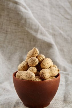 Seramik kase closeup, seçici odak soyulmamış fıstık