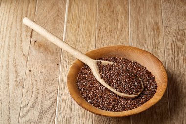 Tahta kaşık keten tohumu rustik arka plan, üstten görünüm, yakın çekim, sığ derinlik-in tarla, seçici odak ile