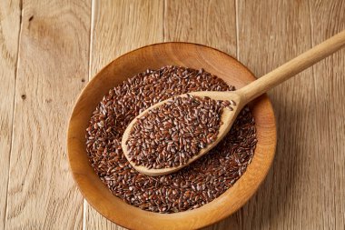 Tahta kaşık keten tohumu rustik arka plan, üstten görünüm, yakın çekim, sığ derinlik-in tarla, seçici odak ile