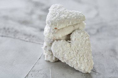 Hafif dokulu arka plan, yakın çekim, sığ alan, seçici odak derinliği desen düzenlenmiş Coconat bisküvi.