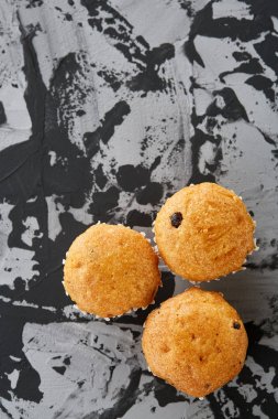 Lezzetli kek hafif dokulu arka plan, yakın çekim, sığ alan, seçici odak derinliği desen düzenlenmiş.