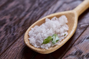 Kristal deniz tuzu bir tahta kaşık vintage ahşap arka plan, üstten görünüm, yakın çekim, seçici odak içinde