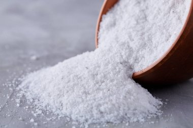 Deniz tuzu seramik kase ve kaşık yemek pişirmek ya da spa beyaz arka plan, üstten görünüm, seçici odak için bileşimi