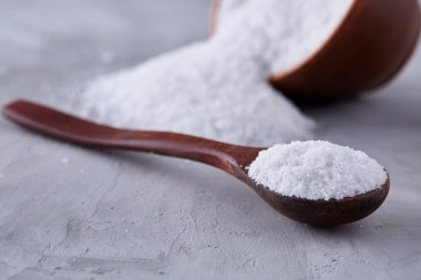 Deniz tuzu seramik kase ve kaşık yemek pişirmek ya da spa beyaz arka plan, üstten görünüm, seçici odak için bileşimi