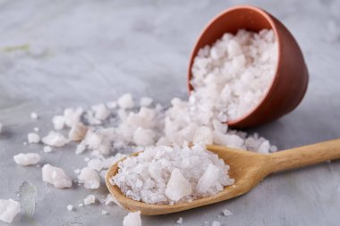 Deniz tuzu seramik kase ve kaşık yemek pişirmek ya da spa beyaz arka plan, üstten görünüm, seçici odak için bileşimi