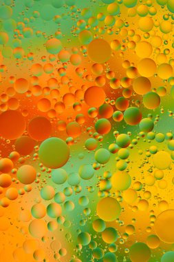 Su ve yağ karıştırma, güzel renk soyut arka plan dayalı yeşil ve sarı daire, oval, makro soyutlama