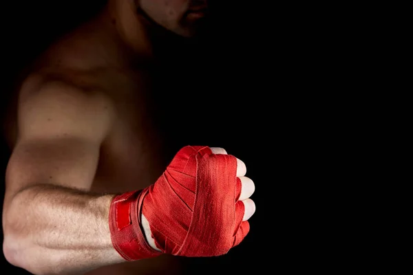 Primer plano retrato de un agresivo luchador muscular, mostrando su puño sobre fondo oscuro, enfoque selectivo —  Fotos de Stock