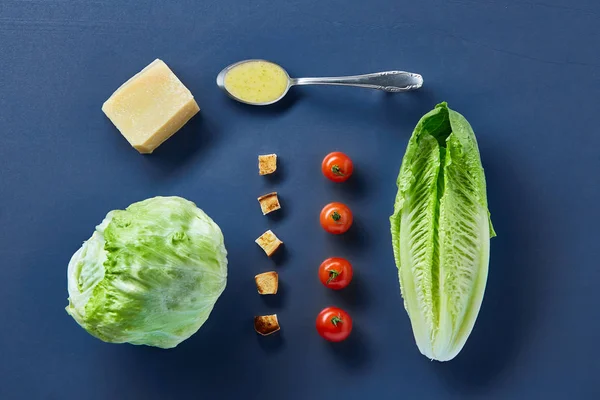 Deliciosa composición de vista superior de ingredientes frescos para ensaladas saludables sobre fondo oscuro . —  Fotos de Stock