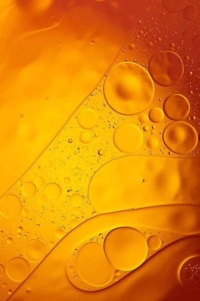 Mengen van water en olie, abstracte achtergrond mooie kleur op basis van rode en gele cirkels en ovalen, macro abstractie — Stockfoto