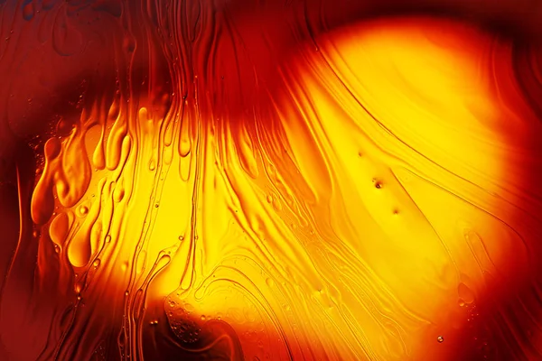 Mengen van water en olie, abstracte achtergrond mooie kleur op basis van rode en gele cirkels en ovalen, macro abstractie — Stockfoto