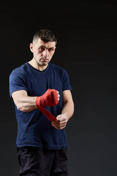 Nízké klíčových studiový portrét pohledný svalnatý bojovník Příprava k boxu na tmavé rozmazané pozadí — Stock fotografie