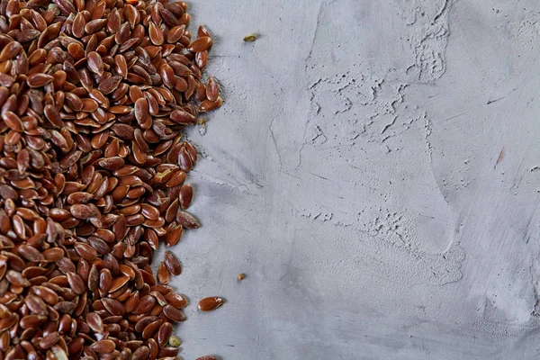 Крупним планом вибірковий фокус здорового насіння льону на білому тлі, макро, вертикально . — стокове фото