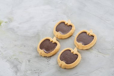 Hafif dokulu arka plan, yakın çekim, sığ alan, seçici odak derinliği desen düzenlenmiş tatlı bisküvi.