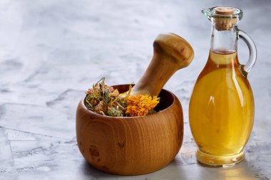 Spa natürmort çiçek kase ve yağı kavanoz ışık ile dokulu arka plan, üstten görünüm, yakın çekim, seçici odak