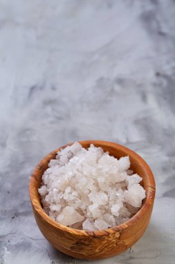 Açık renkli, üstten görünüm, yakın çekim, seçici odak bir doğal ahşap kase büyük beyaz deniz tuzu